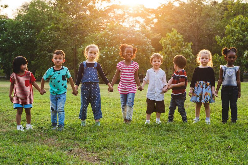 8 children holding hands
