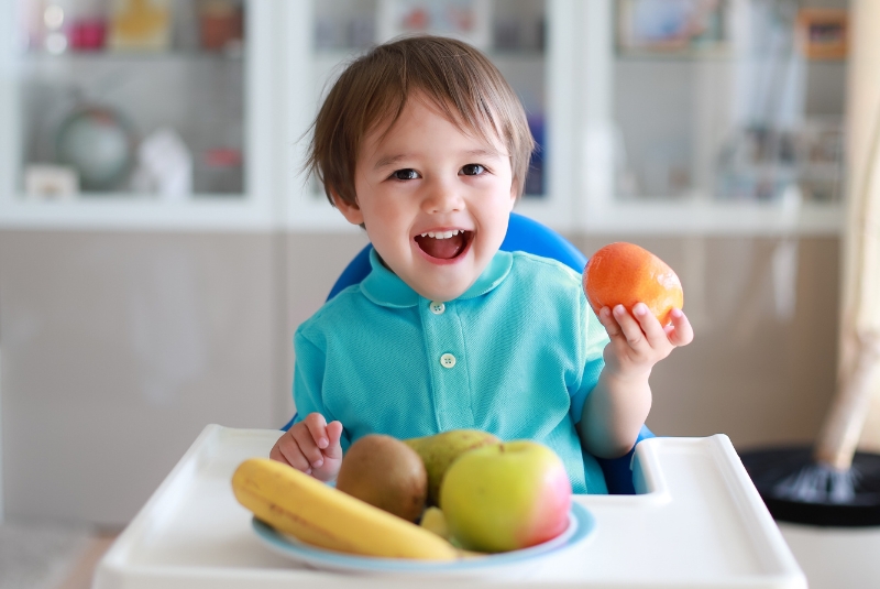 A child with fruit, a common food allergy