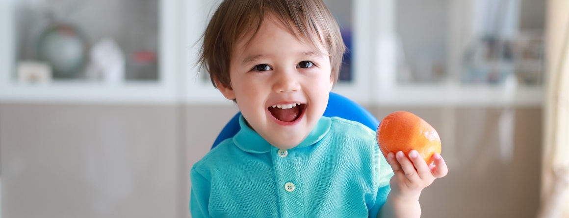 A child with fruit, a common food allergy