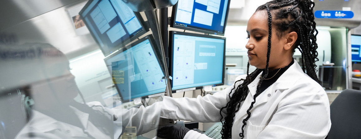 Research Associate Tsion Abay in the labs at Gladstone Institutes