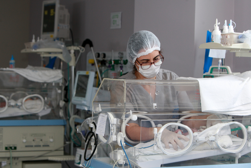 A child is examined by a doctor