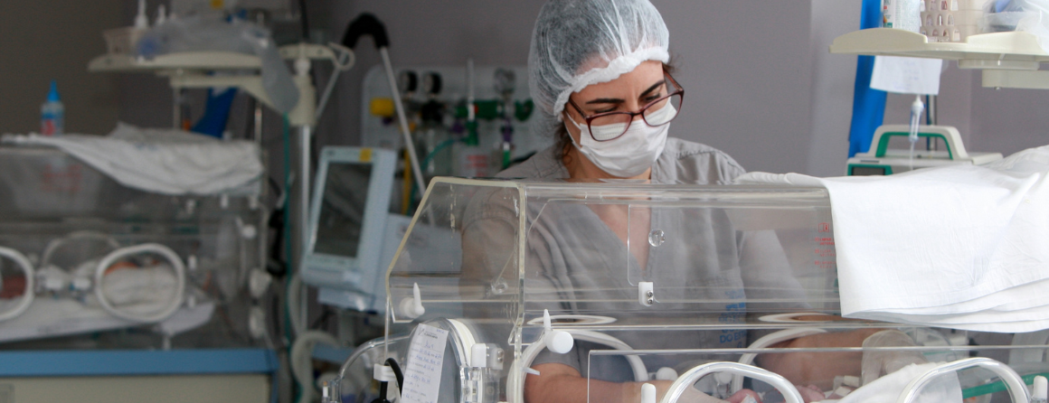 A child is examined by a doctor