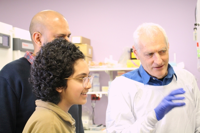 Riya in the lab with MCRI Professor Ed Stanley 
