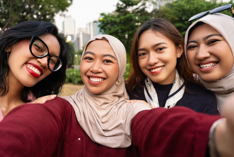 4 adolescent women