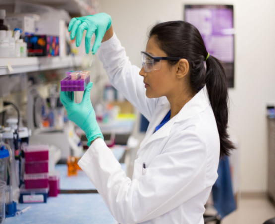 Lady in a lab testing genetic samples