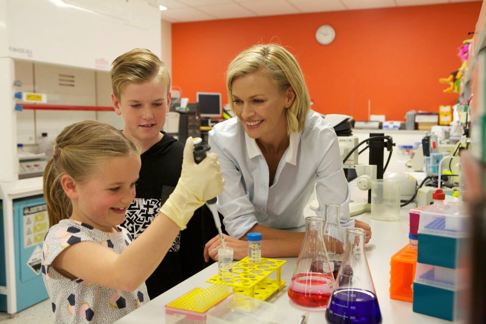 Sarah Murdoch in lab with kids